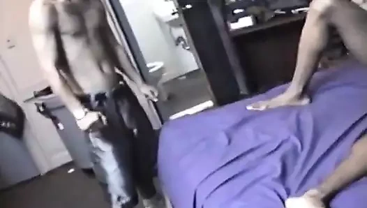 Azgın zenci eşcinsel adamın erkek arkadaşının göt deliğini sikiyor amatör xxx videosu