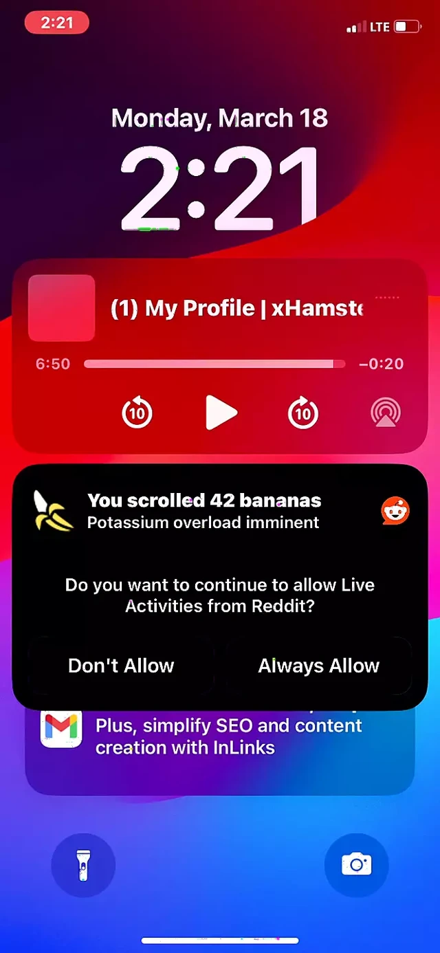 Bu sürtük erkek arkadaşlarının sözde arkadaşının onu arkasından sakso çekmesine izin veriyor