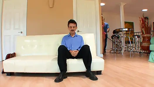 Kocası karısının bir yabancı tarafından sikilmesini izliyor