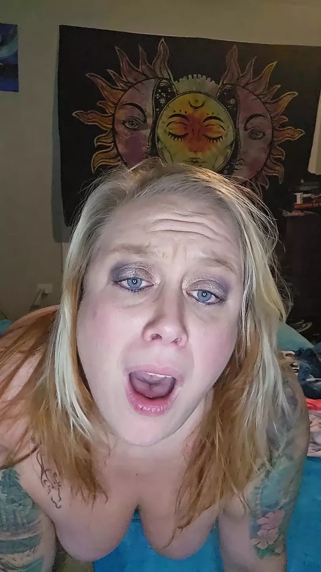 Edepsiz anne soyunuyor ve boşalıyor