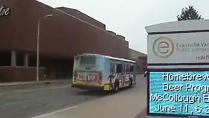 Kütüphaneden geçen ceviz otobüsünü izlemek