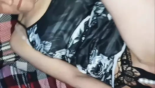 Pembe oyuncağımın tadını çıkarıyor