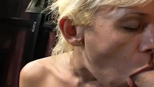 Travesti anal sürtük sert ve derin hareket için yalvarıyor