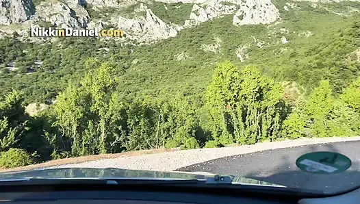 Seksi bir kızla ateşli randevu vahşi araba kaputunda seksle sona erdi