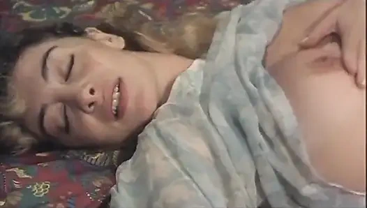 Klasik bir filmde sıska sarışın kıllı sürtükler seks yapıyor