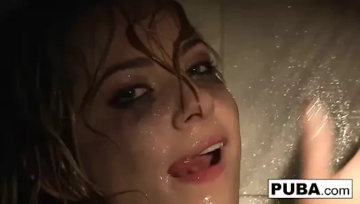 Dahlia'nın yaramaz duş eğlencesi