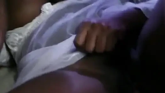 İki kaslı adam siyah amcığı sikiyor