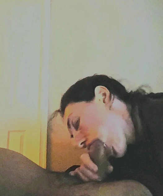 En ateşli orta yaşlı seksi kadınla başka bir harika sakso, yüz sikişi, gırtlağına kadar alma ve ağzına boşalma videosu