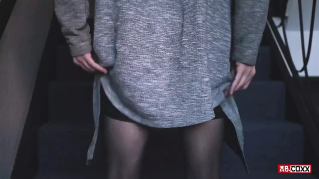 Merdivenlerin dışında riskli sikişiyor - yakalandım aman tanrım!!! Femboy Çoraplı
