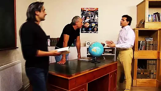 Koyu tenli adam okulda çifte sikiliyor ve yüzüne boşaltıyor