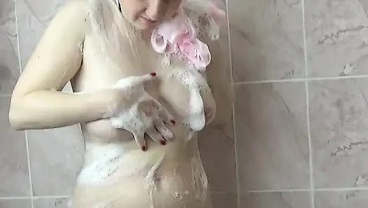 Güzel solo kız duşta yıkıyor. Şehvetli erotik titreşimler