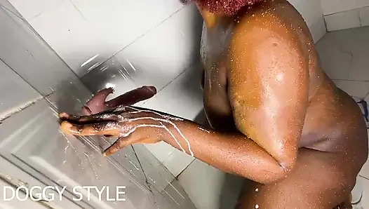 Fışkırtmak için banyoda çıplak banyo