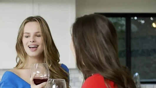 Karartılmış - iki en iyi arkadaş büyük bir siyah horoz paylaşıyor