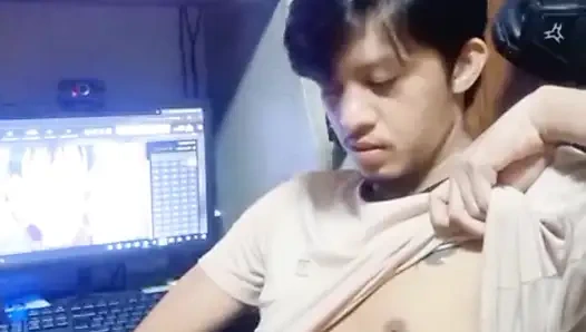 Asia Twink kendi dölünü alıyor