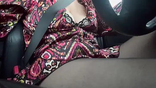 Azgın uyandım ve herkesin içinde arabada külotlu çorapla amcığıma dokundum