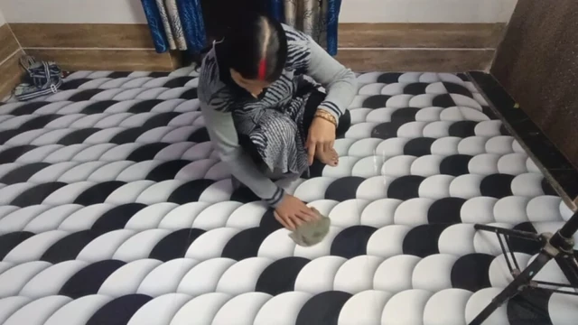 Güzel hizmetçi odayı temizlemeye geldi ve sahibi onu yakaladı ve sikti.