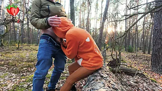Ormanda tesadüfen tanıştığım sıska, tatlı bir kızıl saçlı taşaklarımı ve yarağımı sağdı. Bu süreçte göt deliğimi de yaladı.