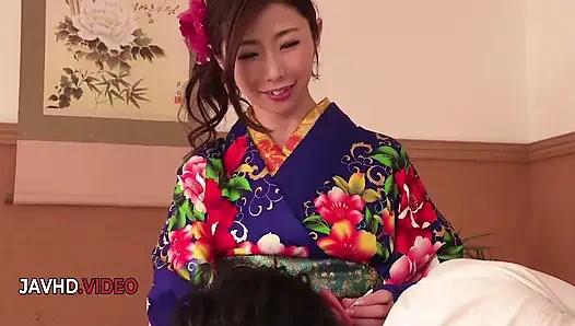 Verleidelijke Japanse vrouw in kimono geeft hete pijpbeurt op cam