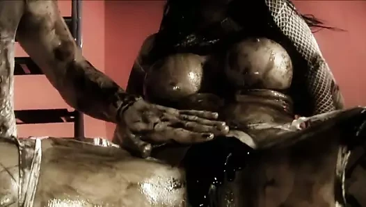 Uygun züppe sikikleri busty esmer çikolata sosuyla kaplı