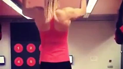 Seksi atletik kız pull up'lar