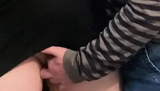 Azgın sapık kız herkesin içinde elbisenin altında parmaklıyor