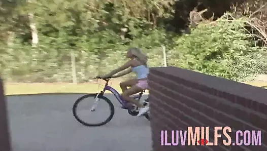 Dövmeli baskın kızıl saçlı itaatkar sarışınını sikiyor