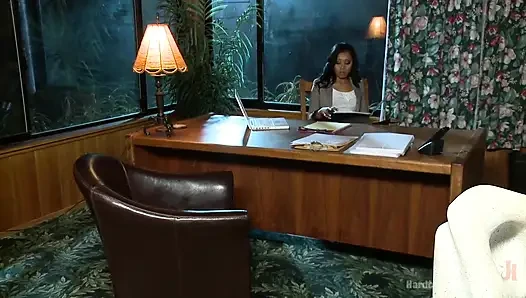 Kaltak otel müdürü hak ettiğini alıyor, hayallerinin grup seksi