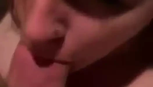 Aptal sürtük gırtlağına kadar sikişiyor