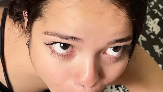 Sevimli ve itaatkar kız arkadaş büyük bir yarağa derin ve ıslak bir sakso çekiyor