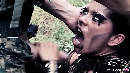 Büyük memeli cosplay orta yaşlı seksi kadın yoha açık havada kalın bir yarakla sikiliyor