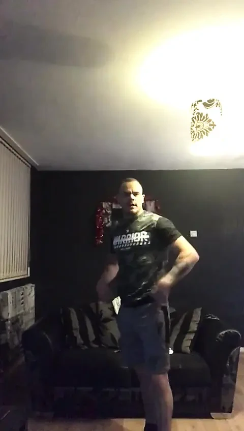 Yaraklı heteroseksüel delikanlı ibneleri sözlü olarak parçalıyor - tacizci mastürbasyon ve aşağılama