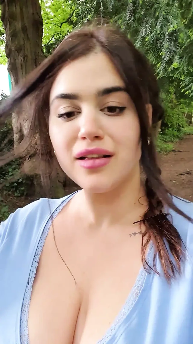 Teşhirci orta yaşlı seksi kadın herkesin içinde çıplaklık yapıyor - yabancıyı büyük göğüslerine dokunmaya davet ediyor