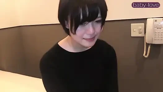 Facecum ilk kez, boyish kısa saçlı güzellik bir yaramaz anı tam bir kaosa dönüştürüyor