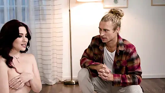 Nuru masajı - seksi orta yaşlı seksi kadın Jessica Ryan kocası onu gölgelediğinden komşusüne nuru veriyor