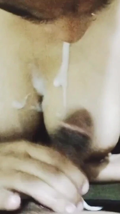 Незабываемый момент из "Друг моей жены сосет мой член, пока моя жена на кухне"