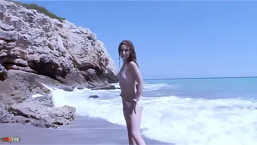 Monica Ledesma: ateşli amatör hatun Monica Ledesma denizde seksi bir striptiz yapıyor