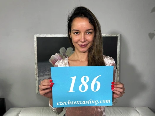 Seksi utangaç milf genç gibi görünüyor