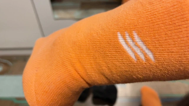 Kontin smile - beyaz çizgili detaylarla cesur turuncu çoraplar