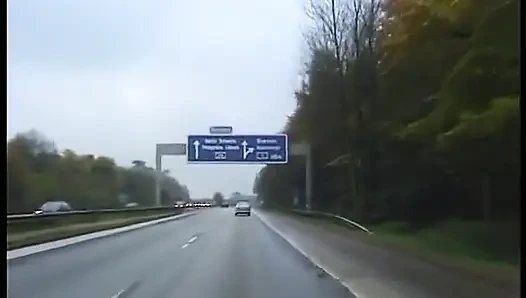 Sarışın genç kız üçlü grup sekste arabada sikiliyor