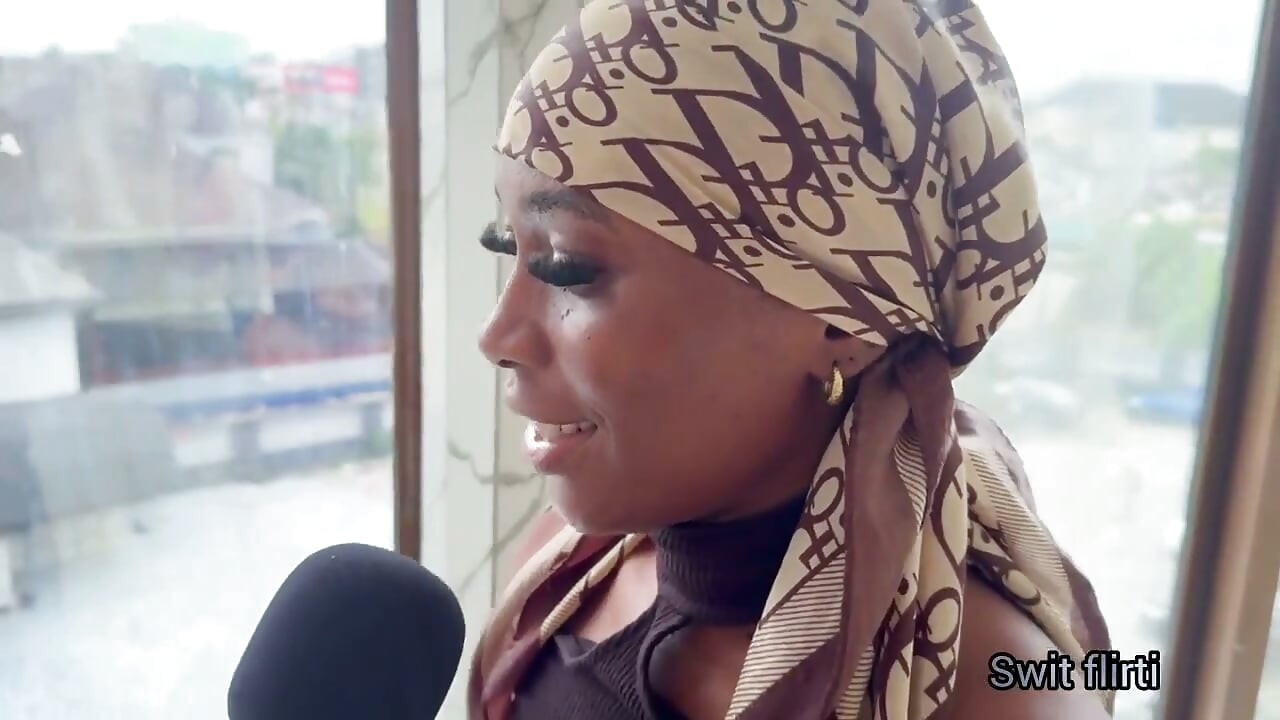 Seksi röportajcı sahne arkasında popüler ünlü tarafından sert sikiliyor