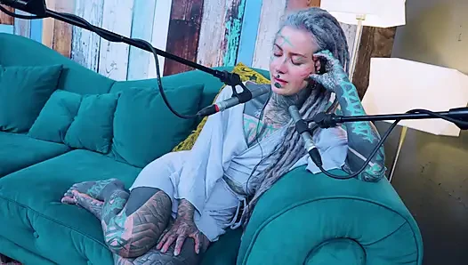 Y hakkında konuşuyorum - sen - asmr podcast sfw konuşuyor gotik sıska kız dreadlocks dövmeli model dövmeli kız