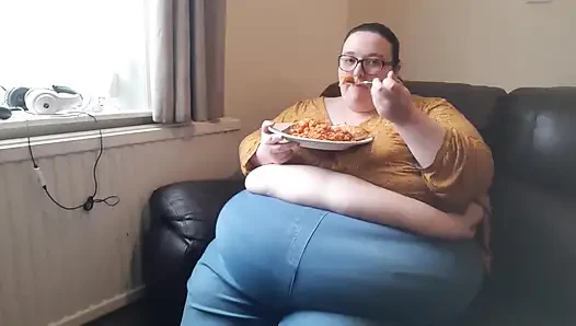 Ssbbw kanepede yemek yerken büyük göbek