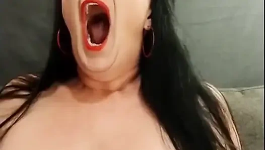 Üstsüz esneyen kırmızı ruj