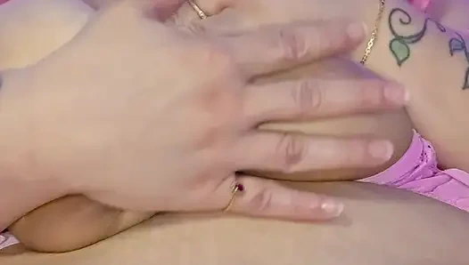 Yaramaz tavşan büyük göğüsleriyle oynuyor