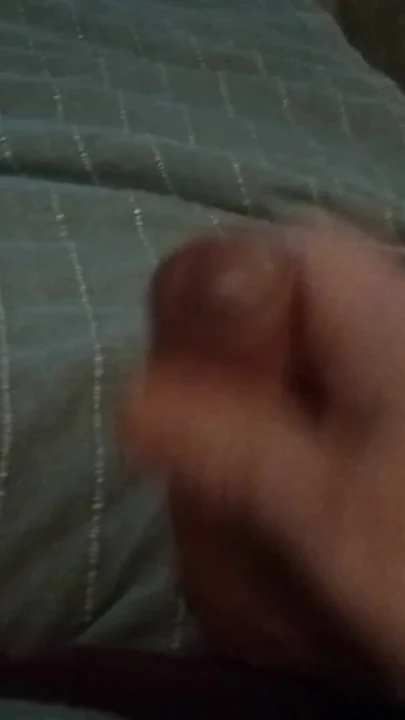 Незабываемый момент из "Бойфренд моего друга лежал в постели и дрочит его член, пока мы смотрим и испытываем оргазм"