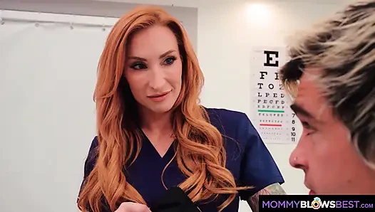 Anne en iyi sakso çekiyor - Sophia Locke hemşire orta yaşlı seksi kadın iyileştirici ıslak sakso çekiyor