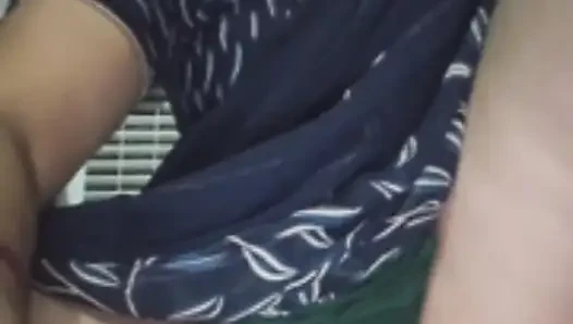 Desi bhabhi ne kursi pe beth ke apni chooth ke maje liye