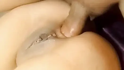Bir arkadaşının kız arkadaşının götünü sikiyor ta ki götüne boşalana kadar.