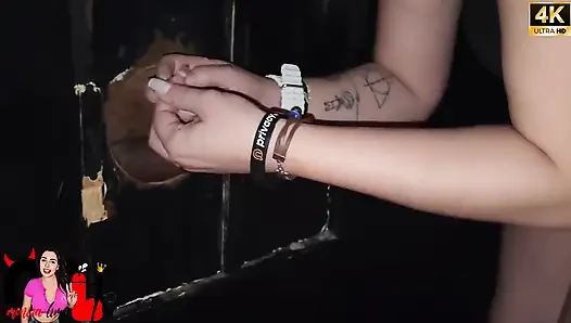 Kara Penis Için açgözlü Eşi, Kıçını Gloryhole'deki Yiyiciye Vermekten Kendini Alamıyor.