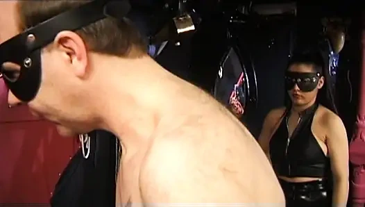 Esmer Alman ateşli anne bdsm'de vibratörle sikiliyor